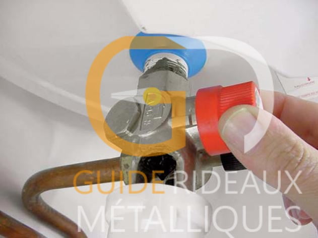 Pourquoi le groupe de sécurité du chauffe-eau fuit ?